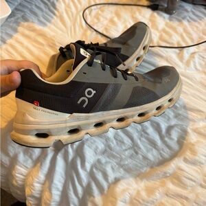 On cloud  Black and Cream Athletic Shoes (flaw on laces shown in pics)